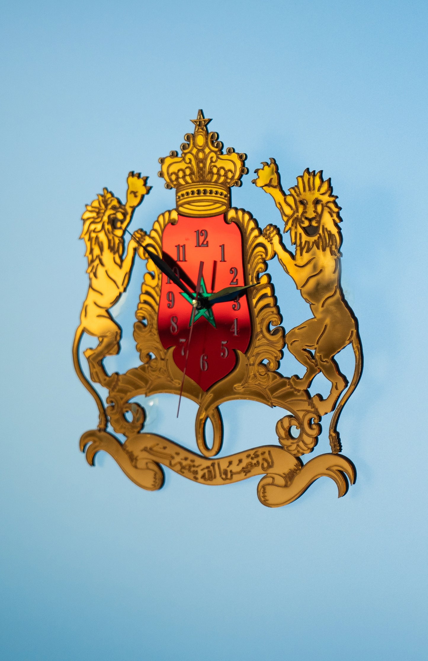 Horloge Murale Royale avec Blason Doré – Style Classique