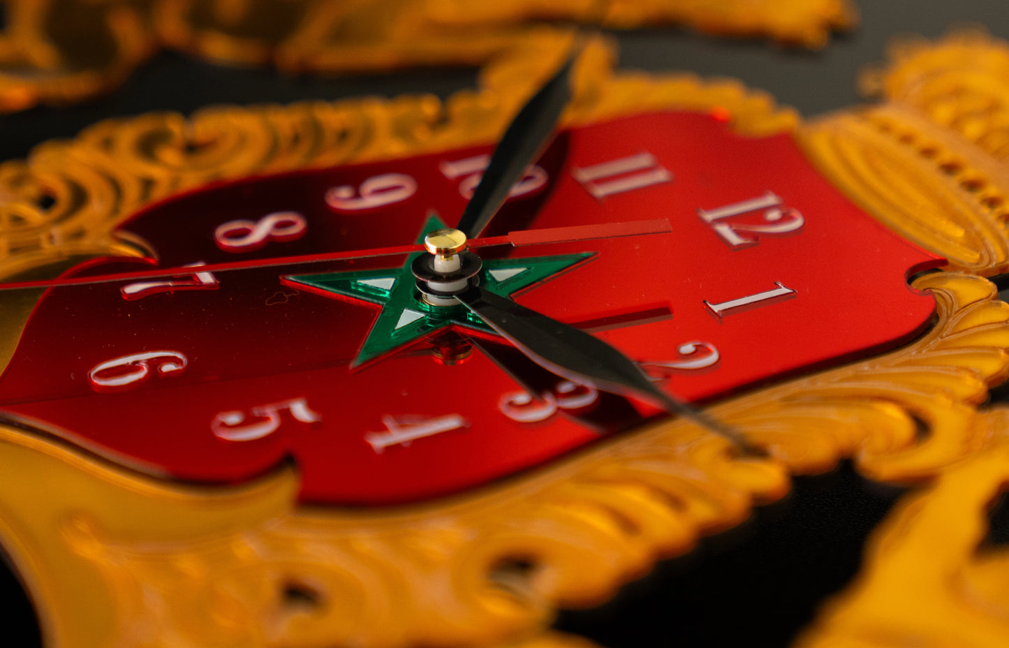 Horloge Murale Royale avec Blason Doré – Style Classique